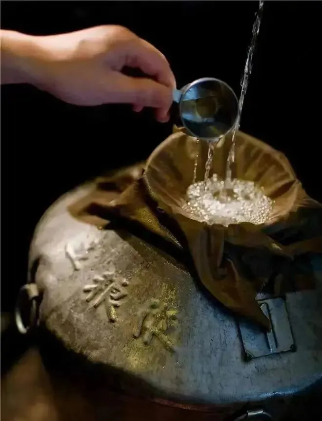 市场遇冷,价格狂跌!2689的五粮液硬通货,今天288抱走2瓶,还赠一壶两杯!