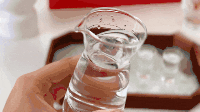 市场遇冷,价格狂跌!2689的五粮液硬通货,今天288抱走2瓶,还赠一壶两杯!