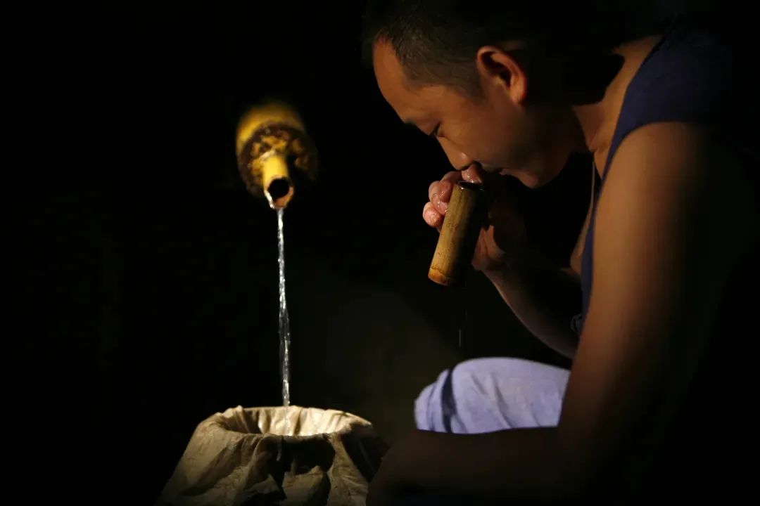 市场遇冷,价格狂跌!2689的五粮液硬通货,今天288抱走2瓶,还赠一壶两杯!