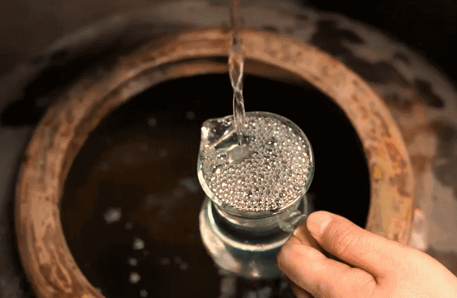 市场遇冷,价格狂跌!2689的五粮液硬通货,今天288抱走2瓶,还赠一壶两杯!