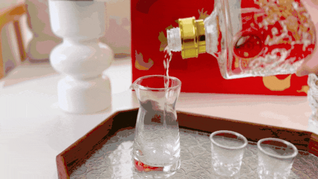 市场遇冷,价格狂跌!2689的五粮液硬通货,今天288抱走2瓶,还赠一壶两杯!