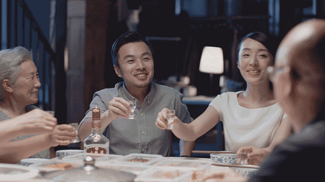 市场遇冷,价格狂跌!2689的五粮液硬通货,今天288抱走2瓶,还赠一壶两杯!