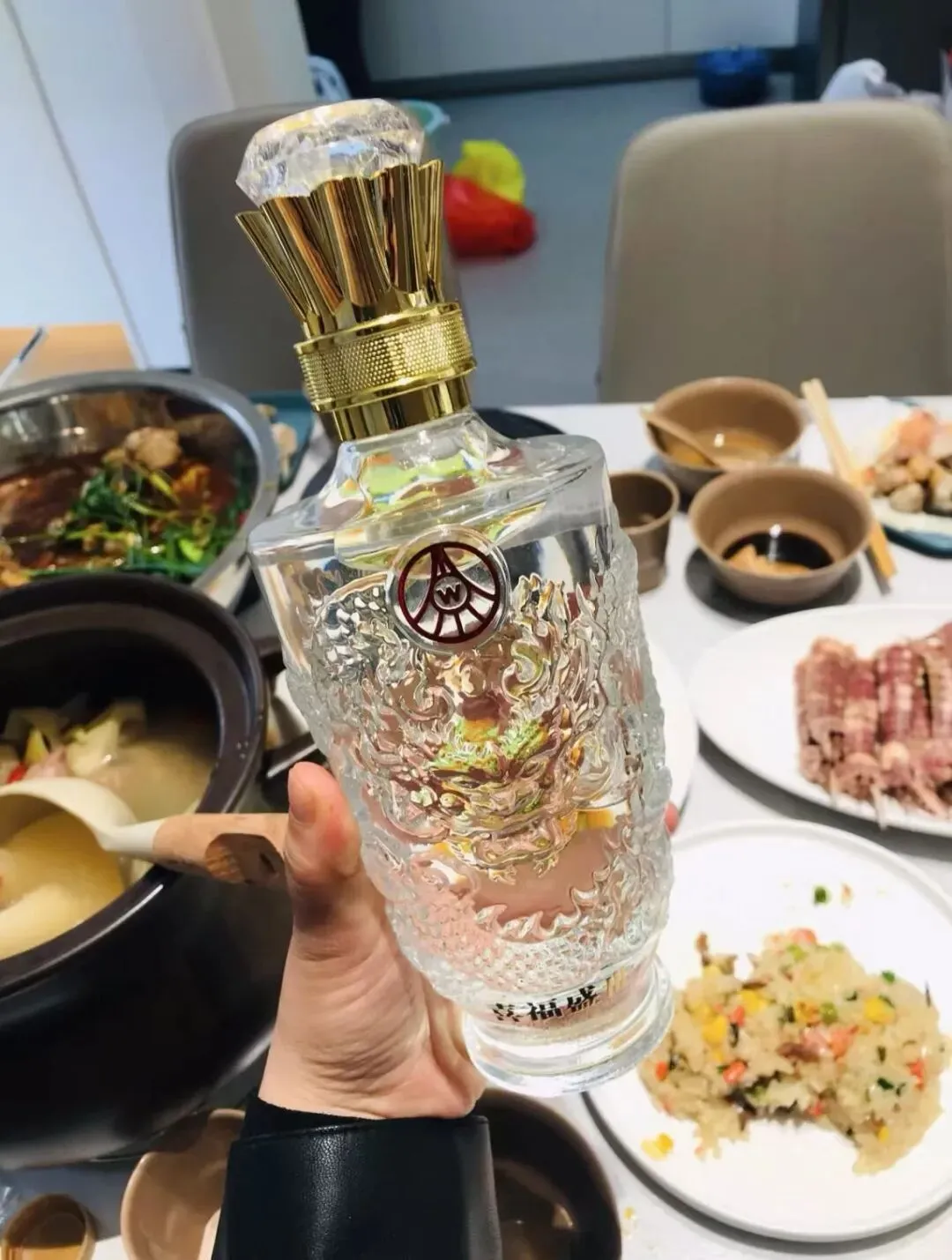 市场遇冷,价格狂跌!2689的五粮液硬通货,今天288抱走2瓶,还赠一壶两杯!