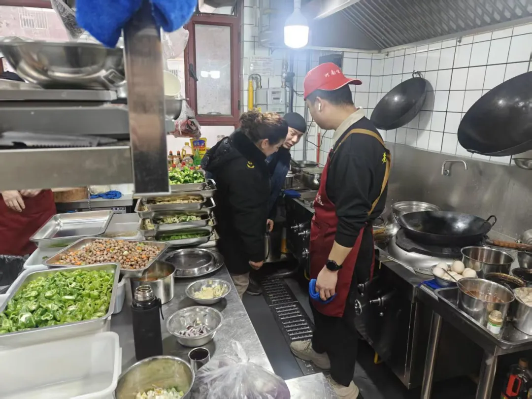 阿图什市市场监督管理局开展元旦节前食品安全专项检查,守护群众安心过节