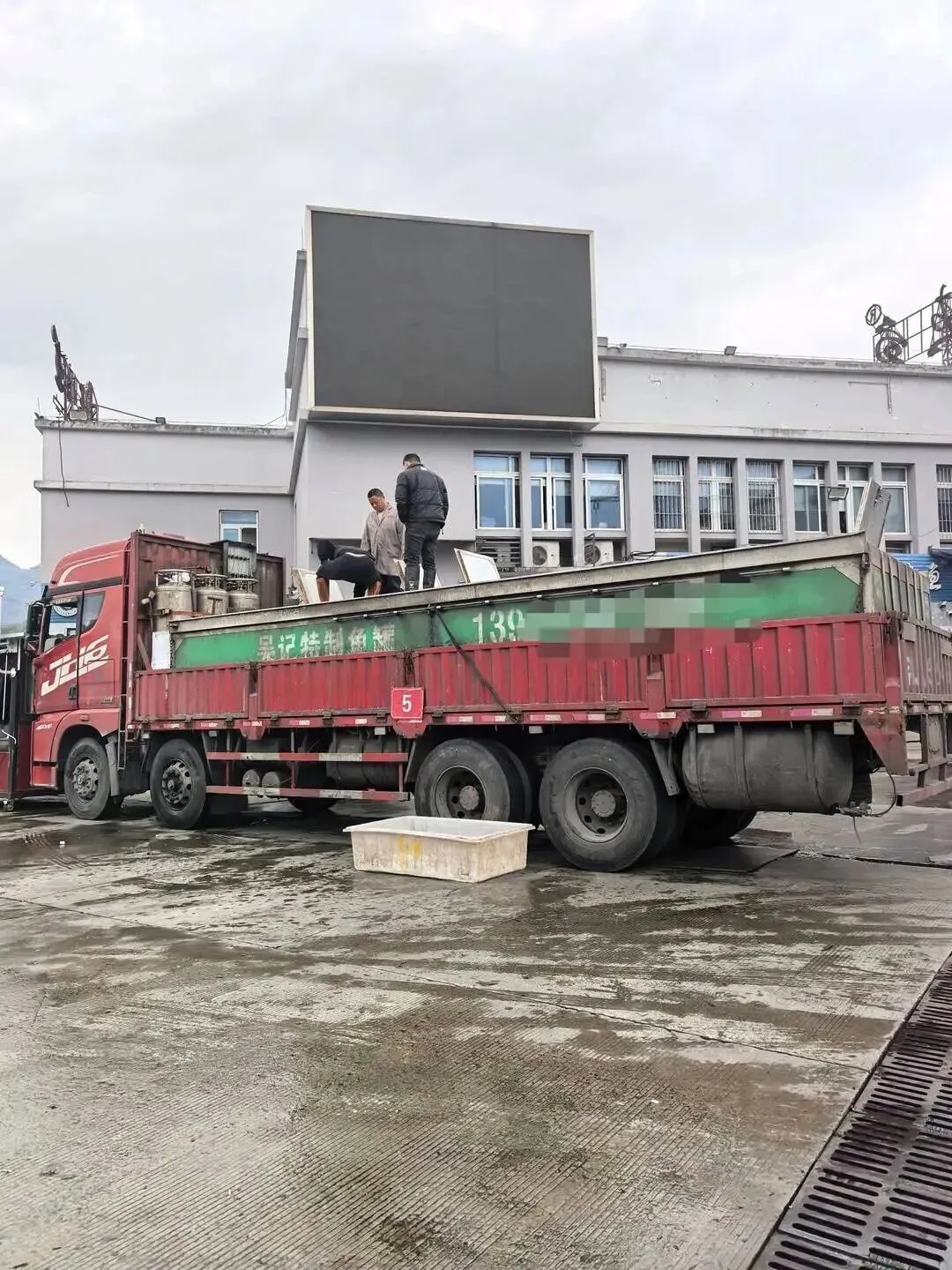 重庆一水产市场被曝“活鱼使用麻醉剂”,最新现场探访:丁香酚检测仪器即将投用,管理方称已加强巡查