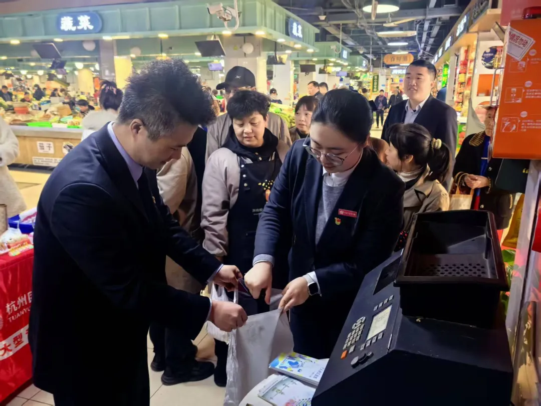 【动态】现金大篷车进市场 贴心服务解商户零钱烦恼