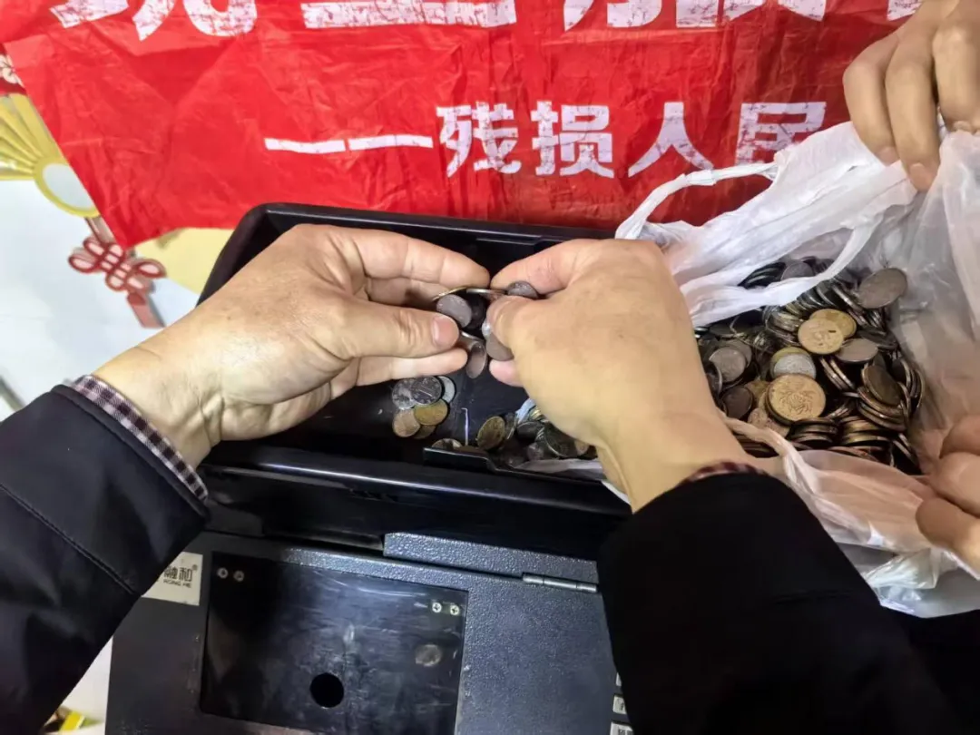 【动态】现金大篷车进市场 贴心服务解商户零钱烦恼