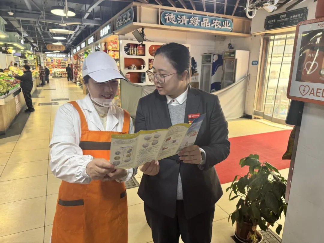 【动态】现金大篷车进市场 贴心服务解商户零钱烦恼