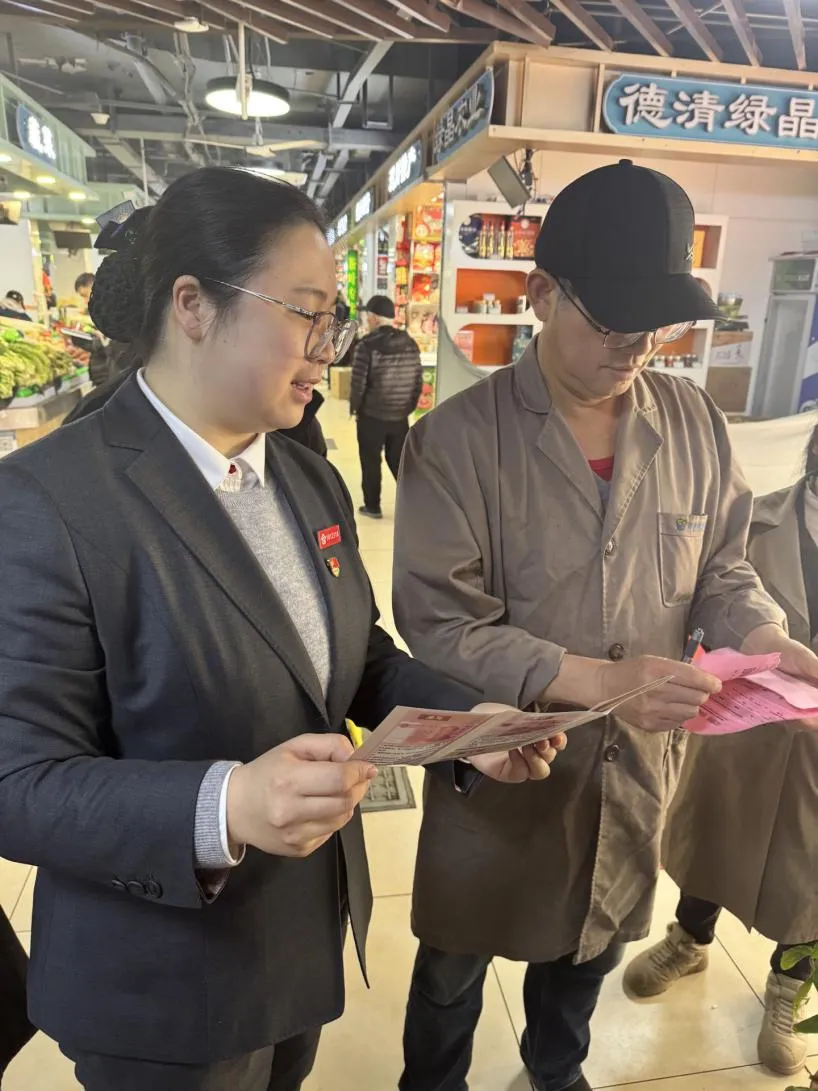 【动态】现金大篷车进市场 贴心服务解商户零钱烦恼