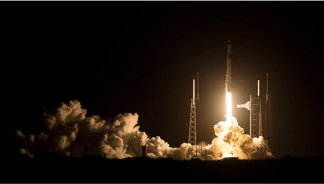 泡泡玛特股价大跌市场担忧其过度依赖拉布布;SpaceX计划IPO募资750亿美元 | 双语资讯速览