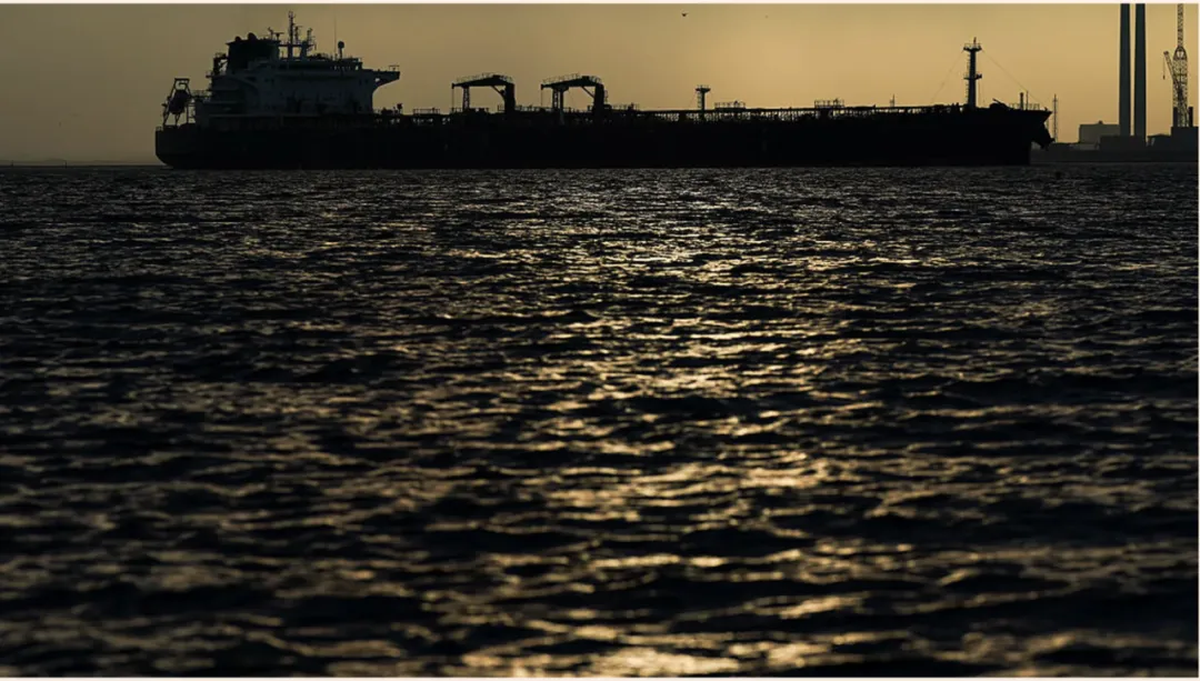 泡泡玛特股价大跌市场担忧其过度依赖拉布布;SpaceX计划IPO募资750亿美元 | 双语资讯速览