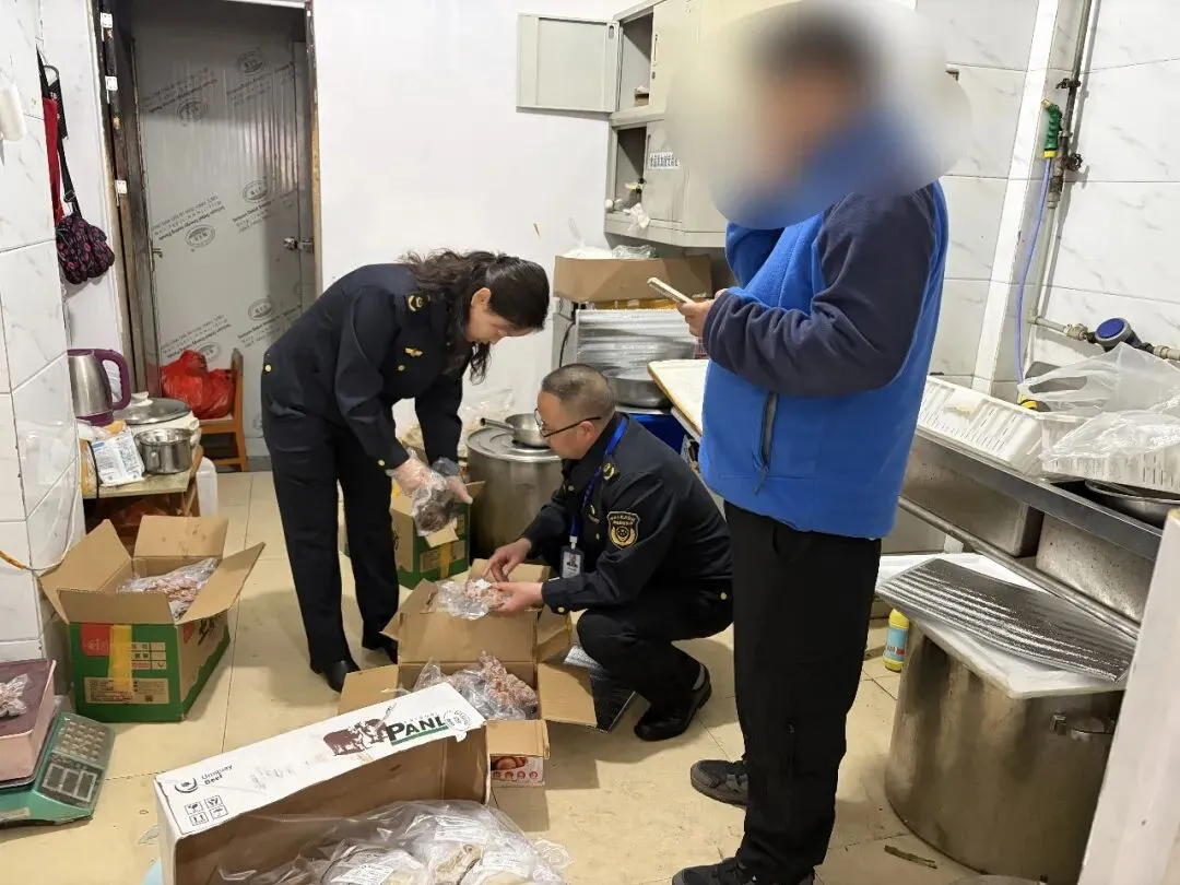 广元市利州区市场监管局查获一起小作坊涉嫌无证分装销售肉制品案