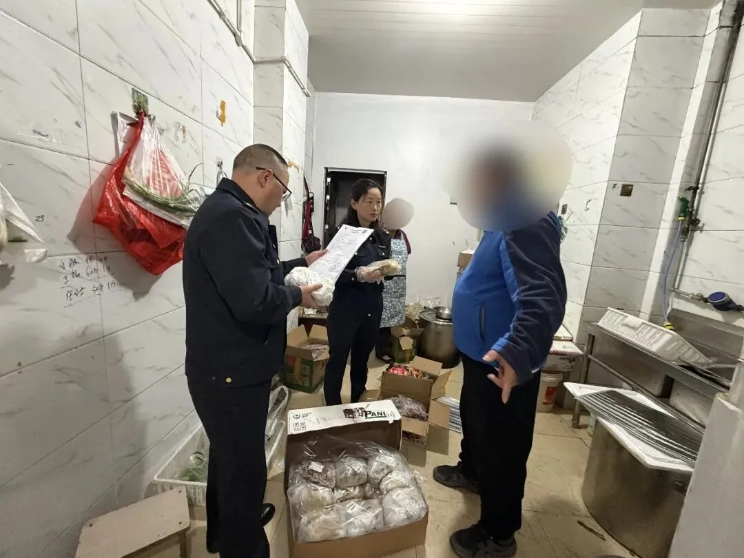 广元市利州区市场监管局查获一起小作坊涉嫌无证分装销售肉制品案
