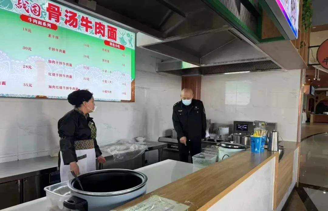 福海县市场监督管理局:护航高速服务区 守护“舌尖上的安全”