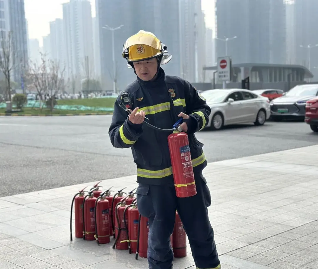 以训践学筑防线 以练备战保平安——要素市场开展消防安全宣讲及实操演练活动