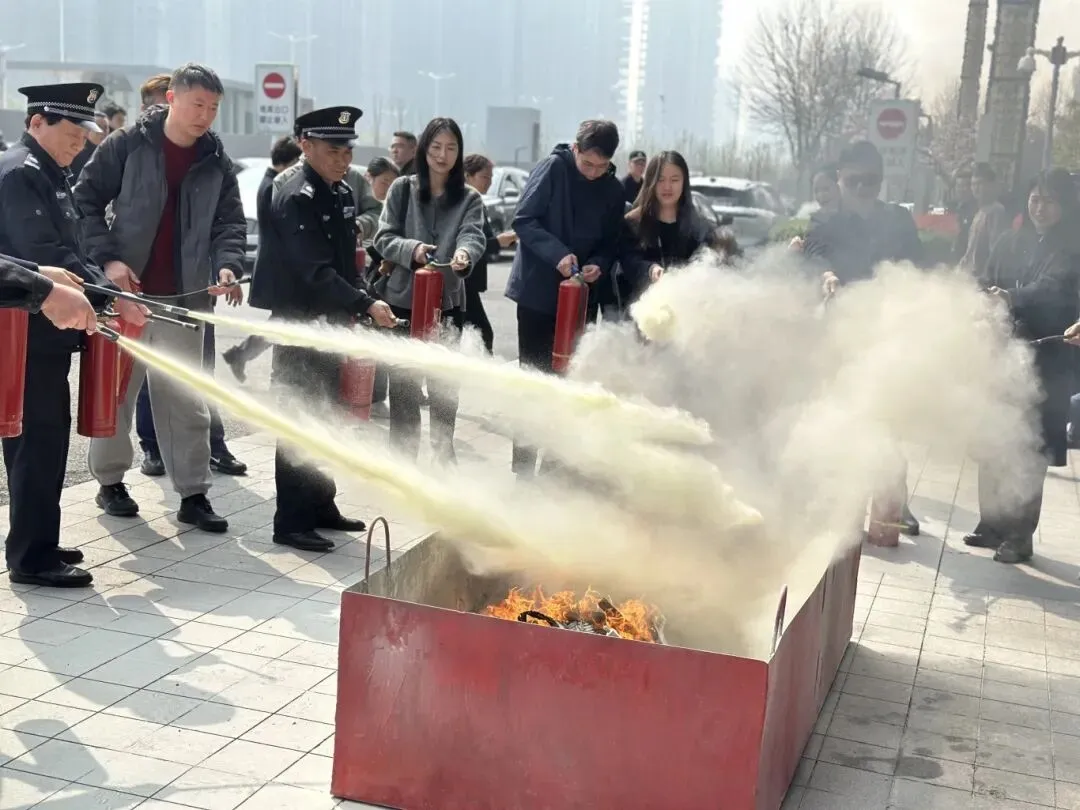以训践学筑防线 以练备战保平安——要素市场开展消防安全宣讲及实操演练活动
