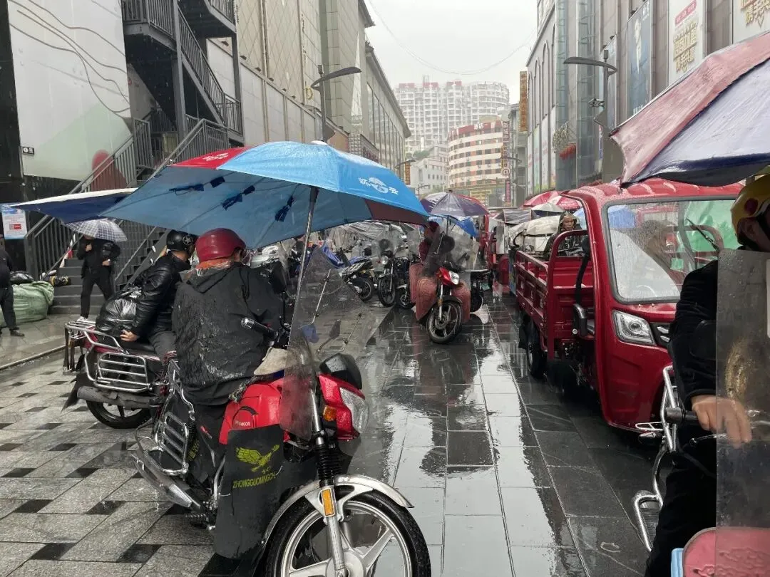 株洲芦淞市场群乱象调查:“摩的”占道候客,非法营运何时休?