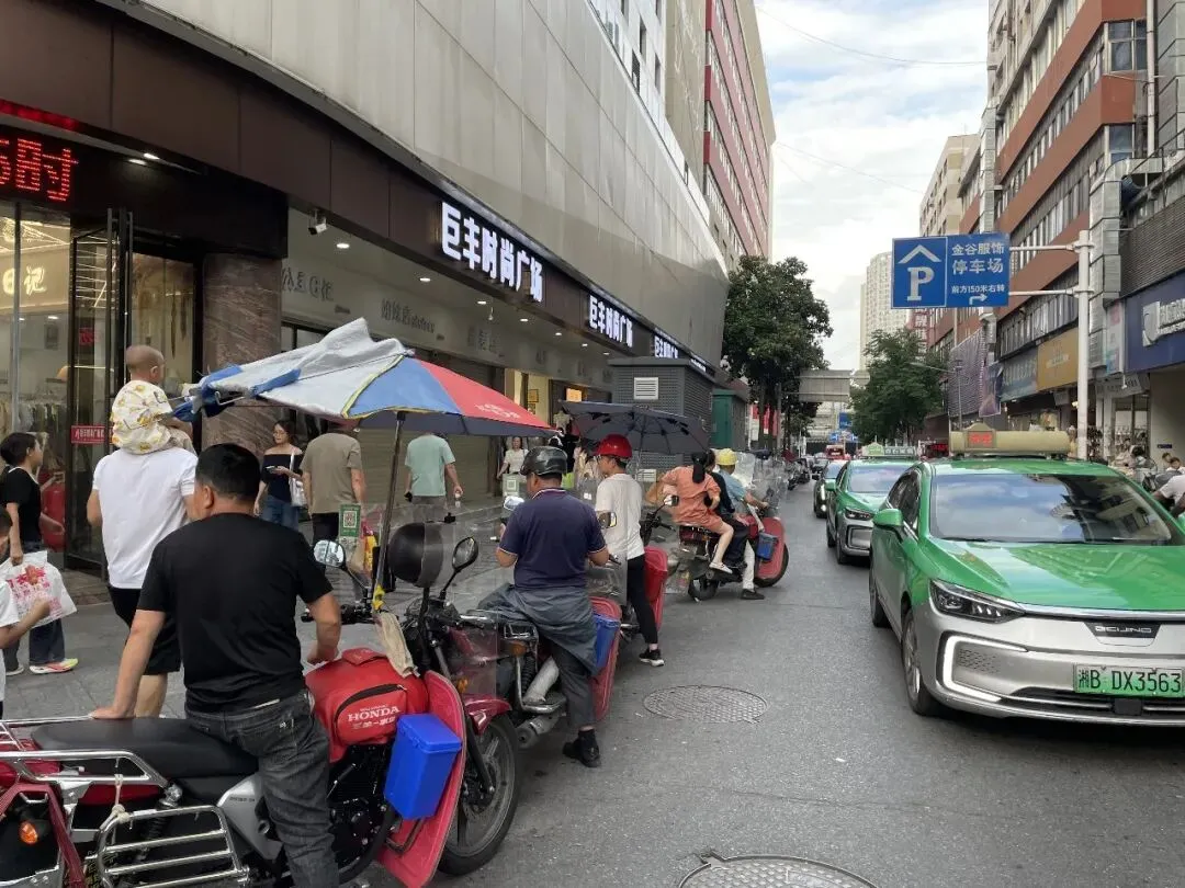 株洲芦淞市场群乱象调查:“摩的”占道候客,非法营运何时休?