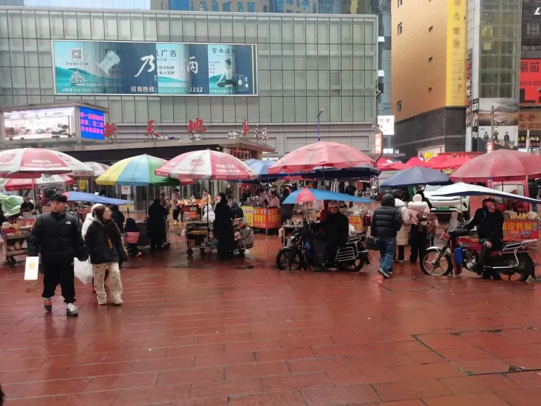 株洲芦淞市场群乱象调查:“摩的”占道候客,非法营运何时休?