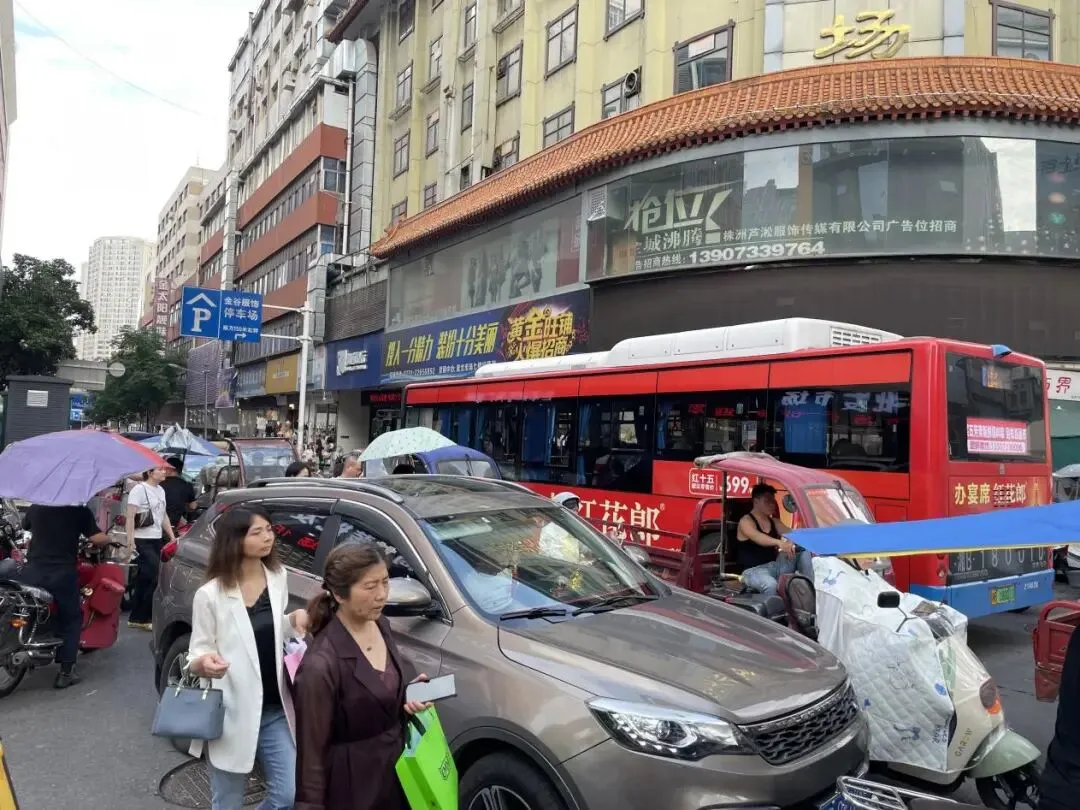 株洲芦淞市场群乱象调查:“摩的”占道候客,非法营运何时休?