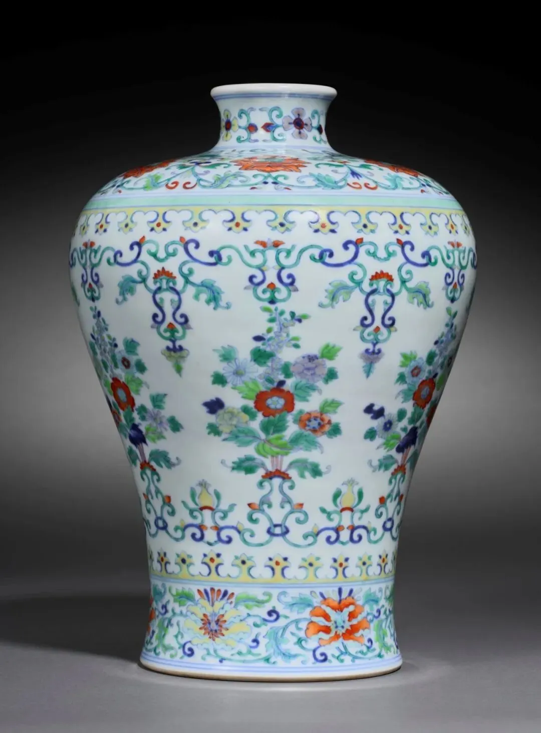 市场孤例的雍正御窑|斗彩缠枝花卉梅瓶RMB 2,100万纽约佳士得领衔