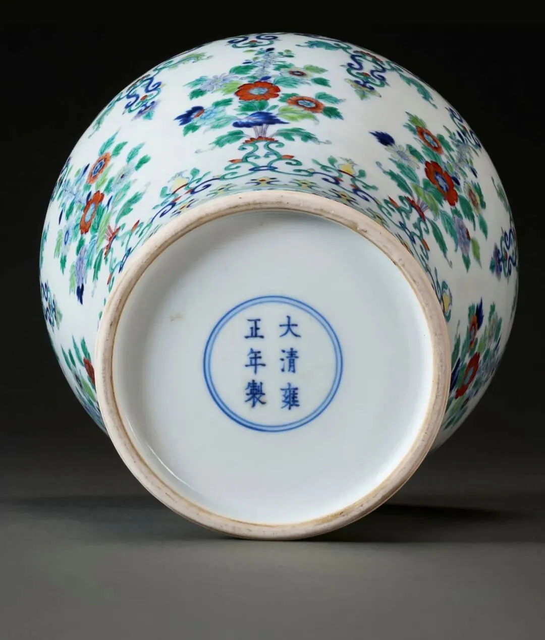 市场孤例的雍正御窑|斗彩缠枝花卉梅瓶RMB 2,100万纽约佳士得领衔