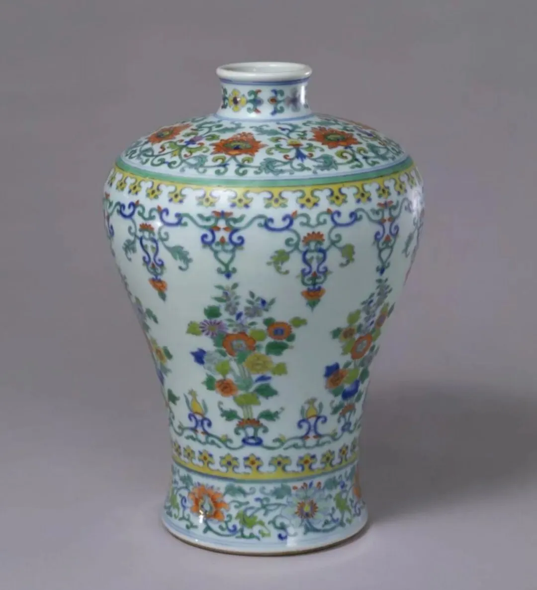 市场孤例的雍正御窑|斗彩缠枝花卉梅瓶RMB 2,100万纽约佳士得领衔