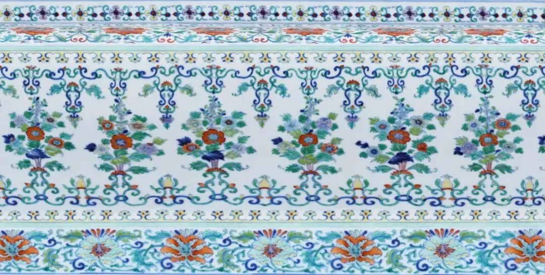 市场孤例的雍正御窑|斗彩缠枝花卉梅瓶RMB 2,100万纽约佳士得领衔