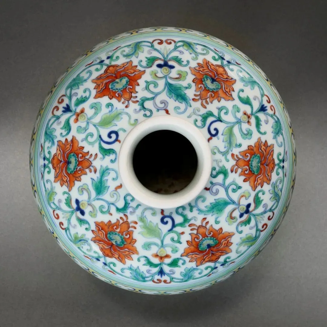 市场孤例的雍正御窑|斗彩缠枝花卉梅瓶RMB 2,100万纽约佳士得领衔