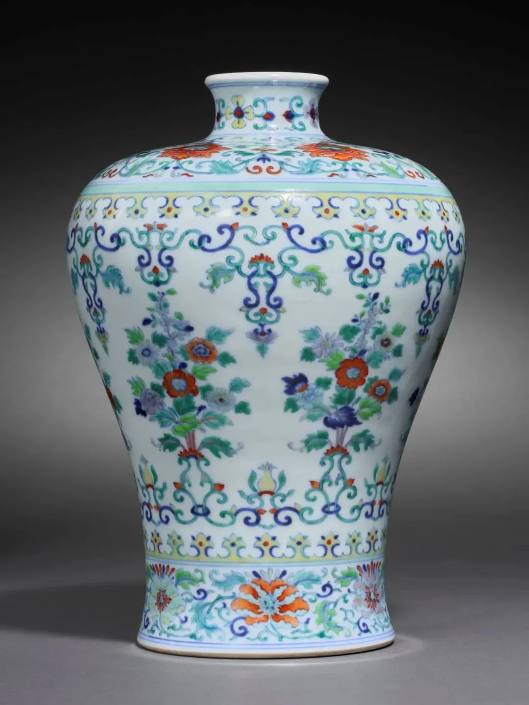 市场孤例的雍正御窑|斗彩缠枝花卉梅瓶RMB 2,100万纽约佳士得领衔