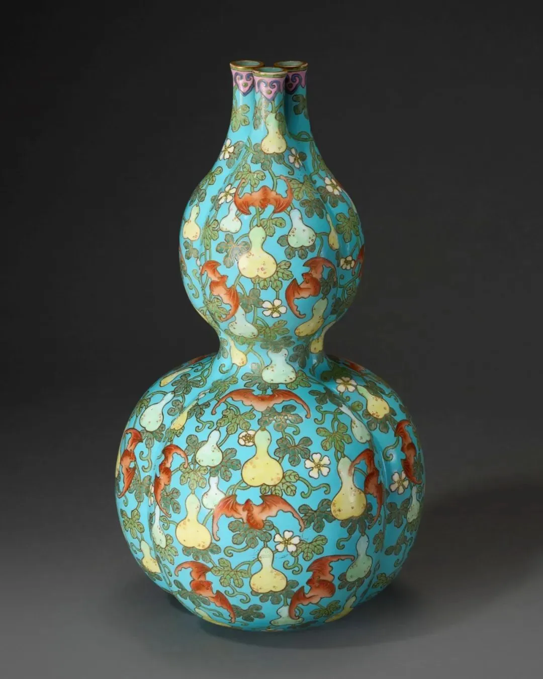 市场孤例的雍正御窑|斗彩缠枝花卉梅瓶RMB 2,100万纽约佳士得领衔