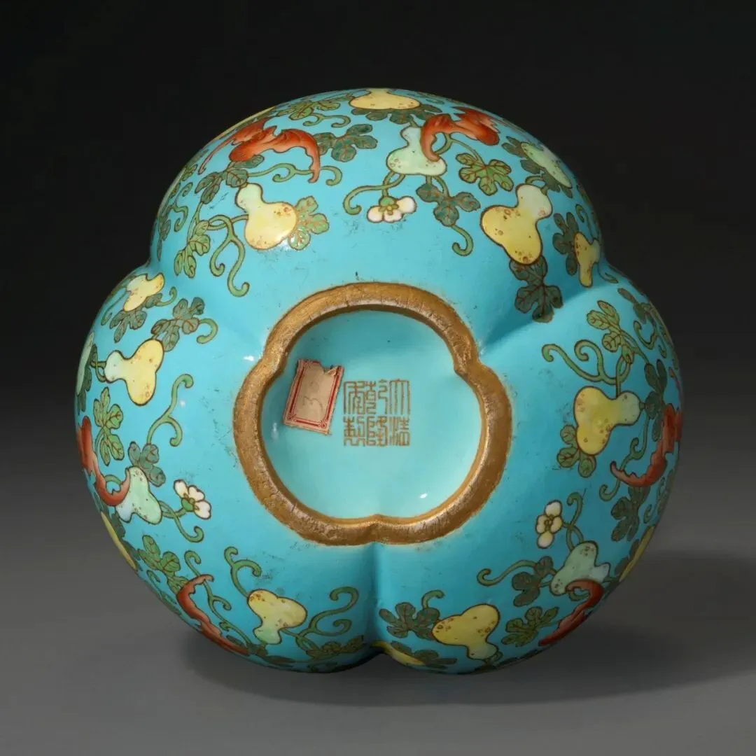 市场孤例的雍正御窑|斗彩缠枝花卉梅瓶RMB 2,100万纽约佳士得领衔