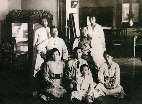 市场孤例的雍正御窑|斗彩缠枝花卉梅瓶RMB 2,100万纽约佳士得领衔