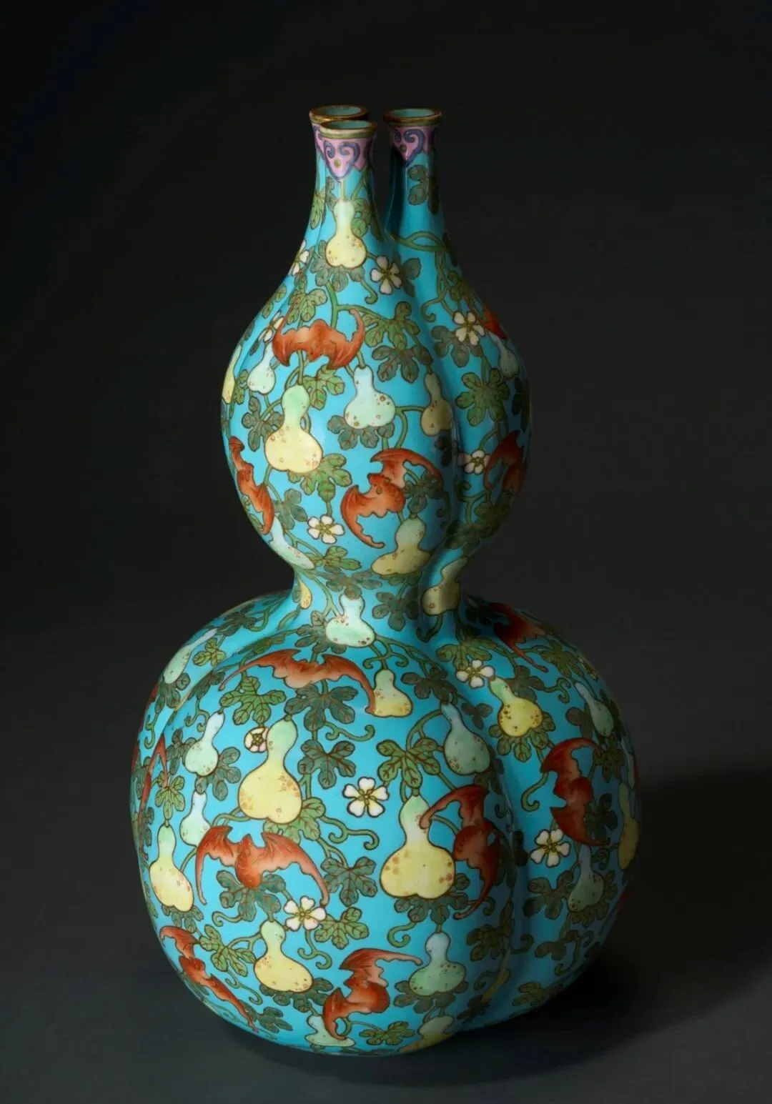 市场孤例的雍正御窑|斗彩缠枝花卉梅瓶RMB 2,100万纽约佳士得领衔