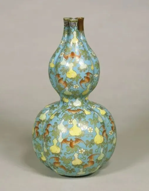 市场孤例的雍正御窑|斗彩缠枝花卉梅瓶RMB 2,100万纽约佳士得领衔