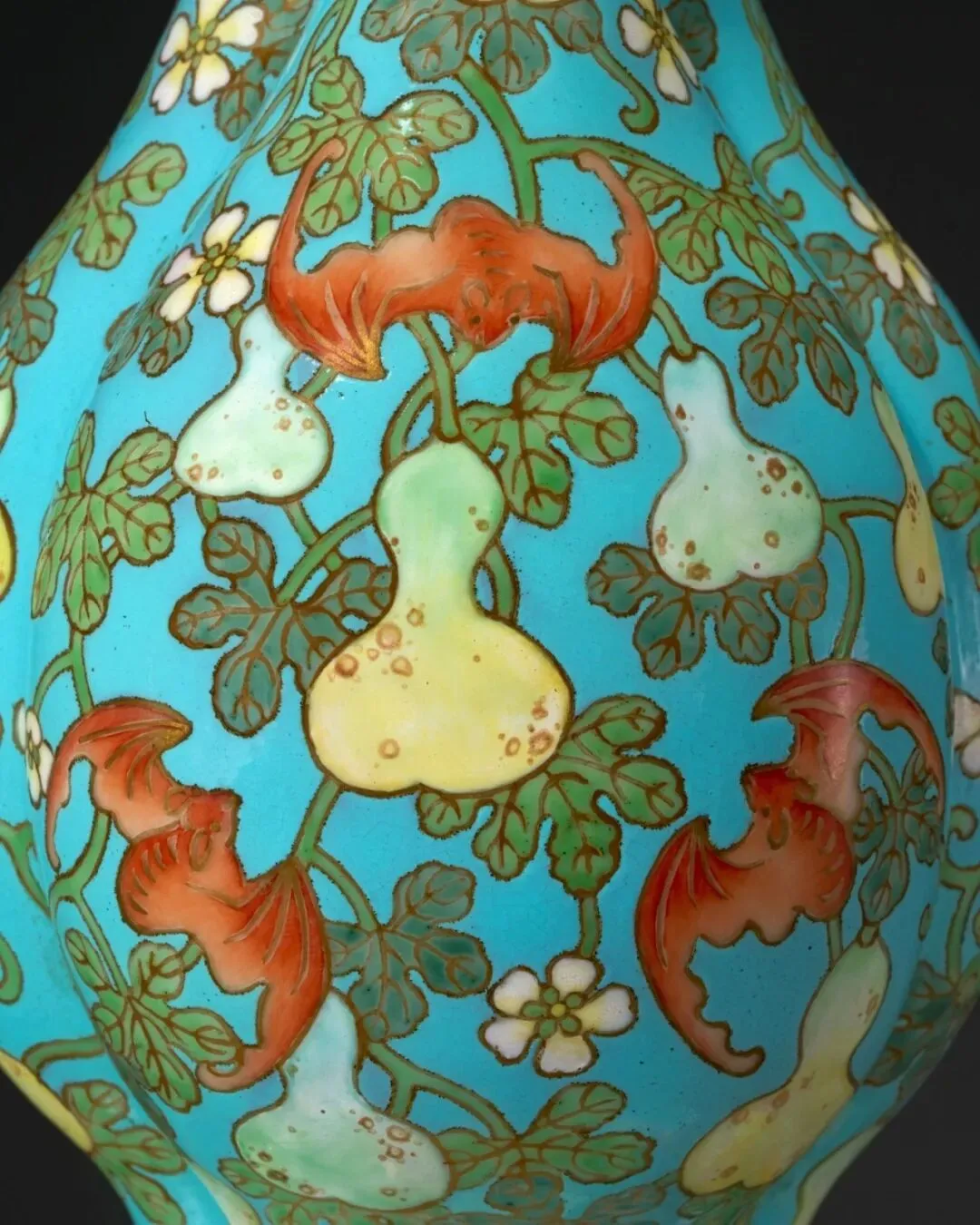 市场孤例的雍正御窑|斗彩缠枝花卉梅瓶RMB 2,100万纽约佳士得领衔