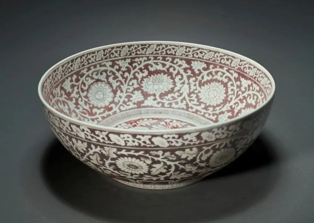 市场孤例的雍正御窑|斗彩缠枝花卉梅瓶RMB 2,100万纽约佳士得领衔