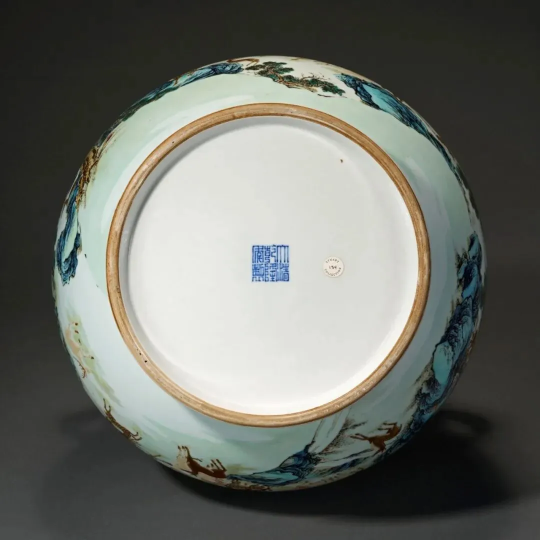 市场孤例的雍正御窑|斗彩缠枝花卉梅瓶RMB 2,100万纽约佳士得领衔