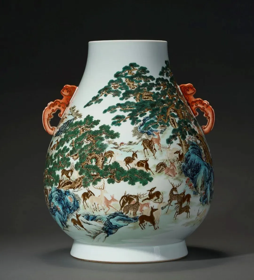 市场孤例的雍正御窑|斗彩缠枝花卉梅瓶RMB 2,100万纽约佳士得领衔