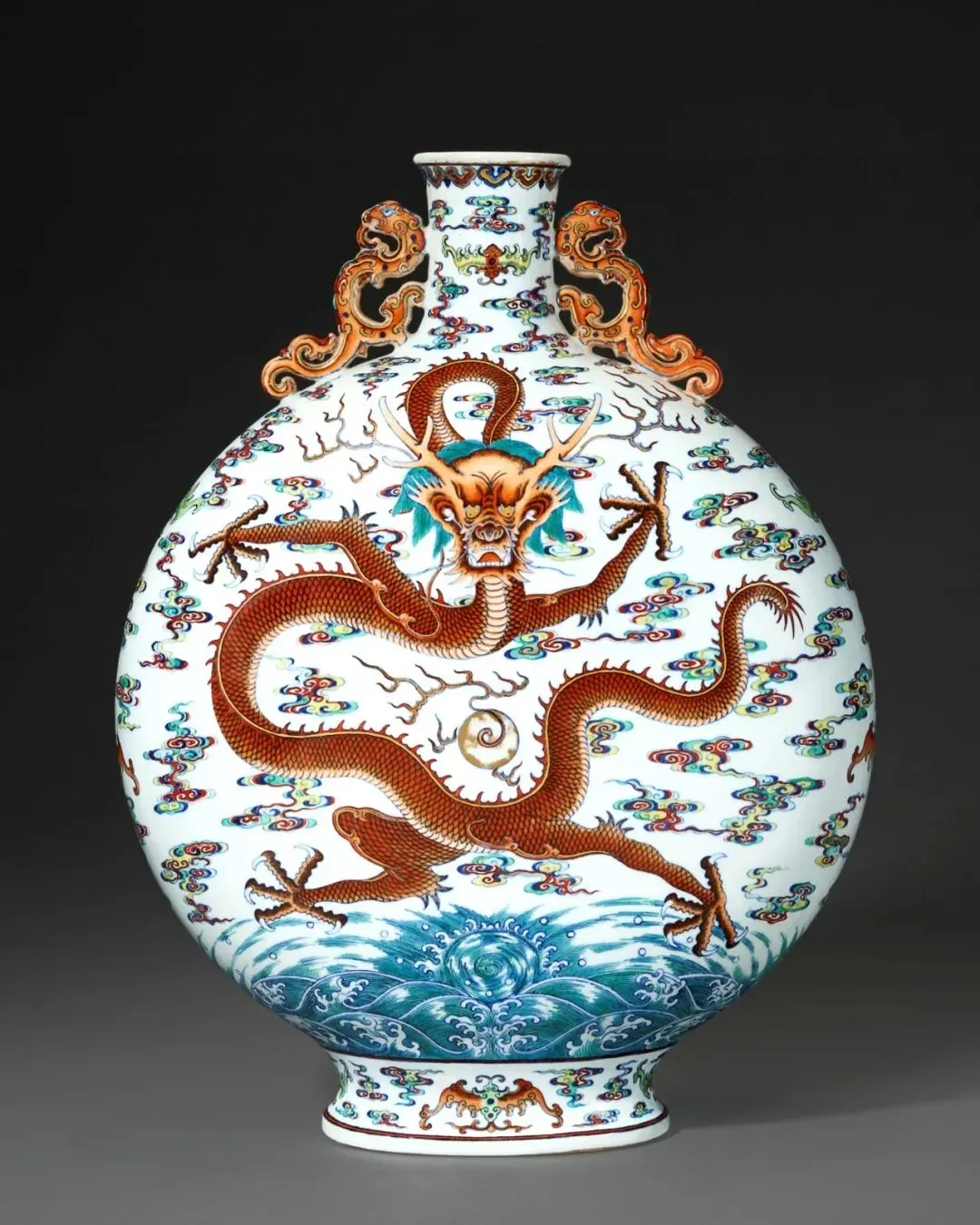 市场孤例的雍正御窑|斗彩缠枝花卉梅瓶RMB 2,100万纽约佳士得领衔