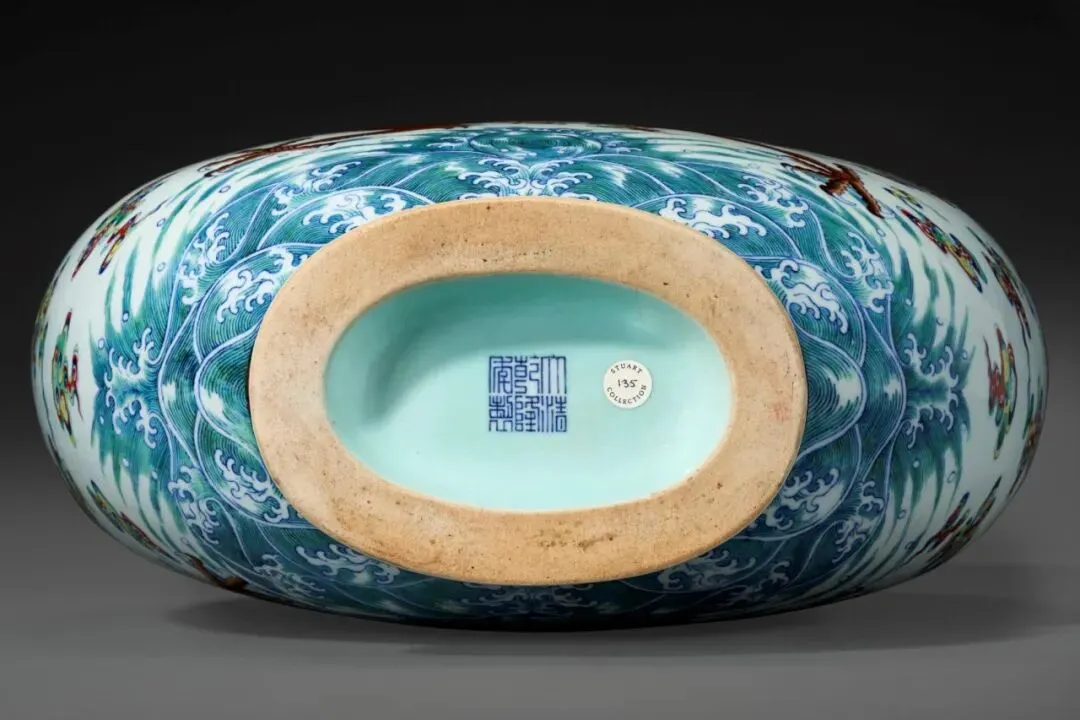 市场孤例的雍正御窑|斗彩缠枝花卉梅瓶RMB 2,100万纽约佳士得领衔