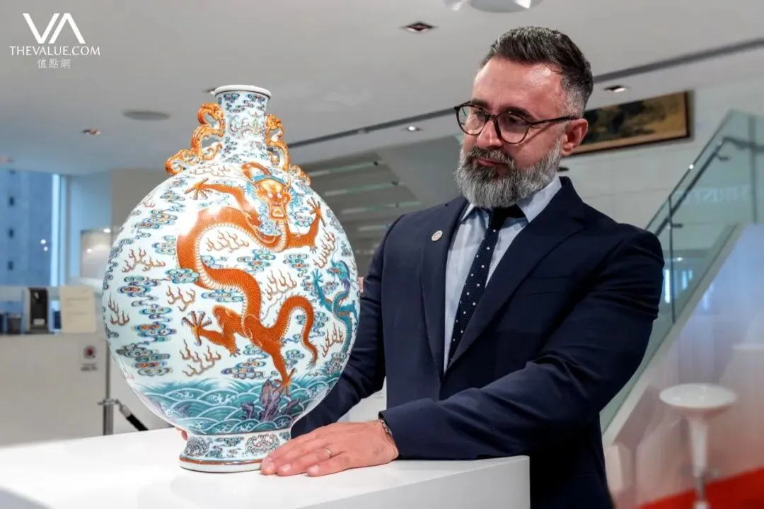 市场孤例的雍正御窑|斗彩缠枝花卉梅瓶RMB 2,100万纽约佳士得领衔