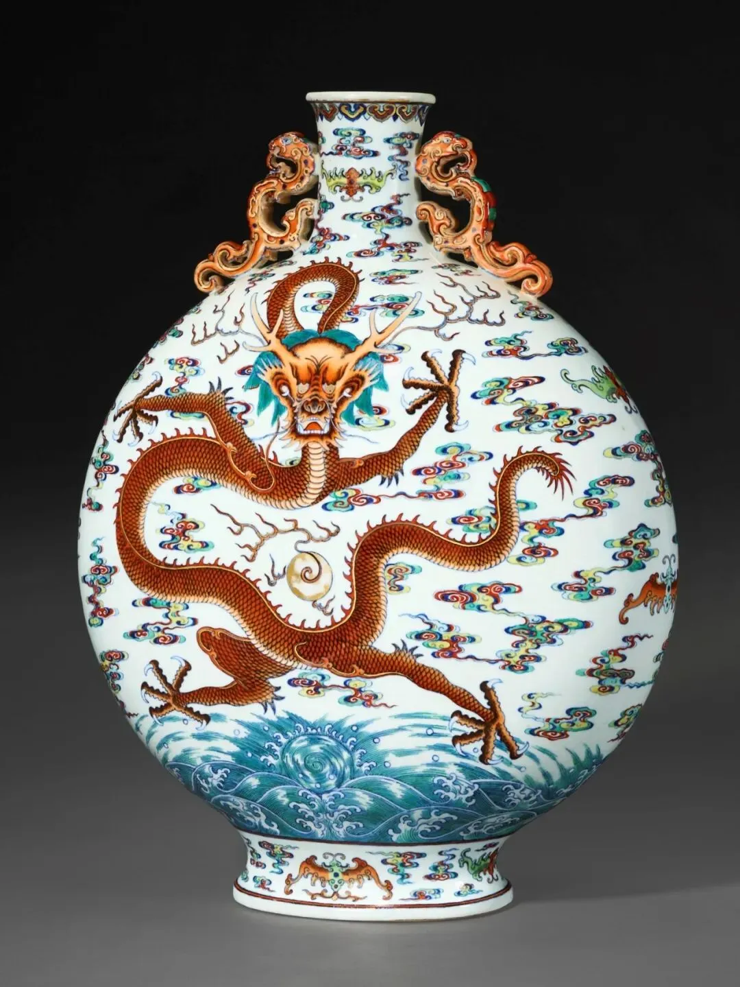 市场孤例的雍正御窑|斗彩缠枝花卉梅瓶RMB 2,100万纽约佳士得领衔