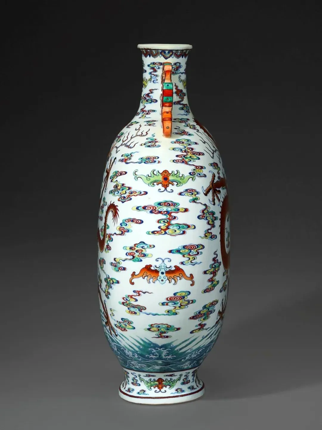 市场孤例的雍正御窑|斗彩缠枝花卉梅瓶RMB 2,100万纽约佳士得领衔