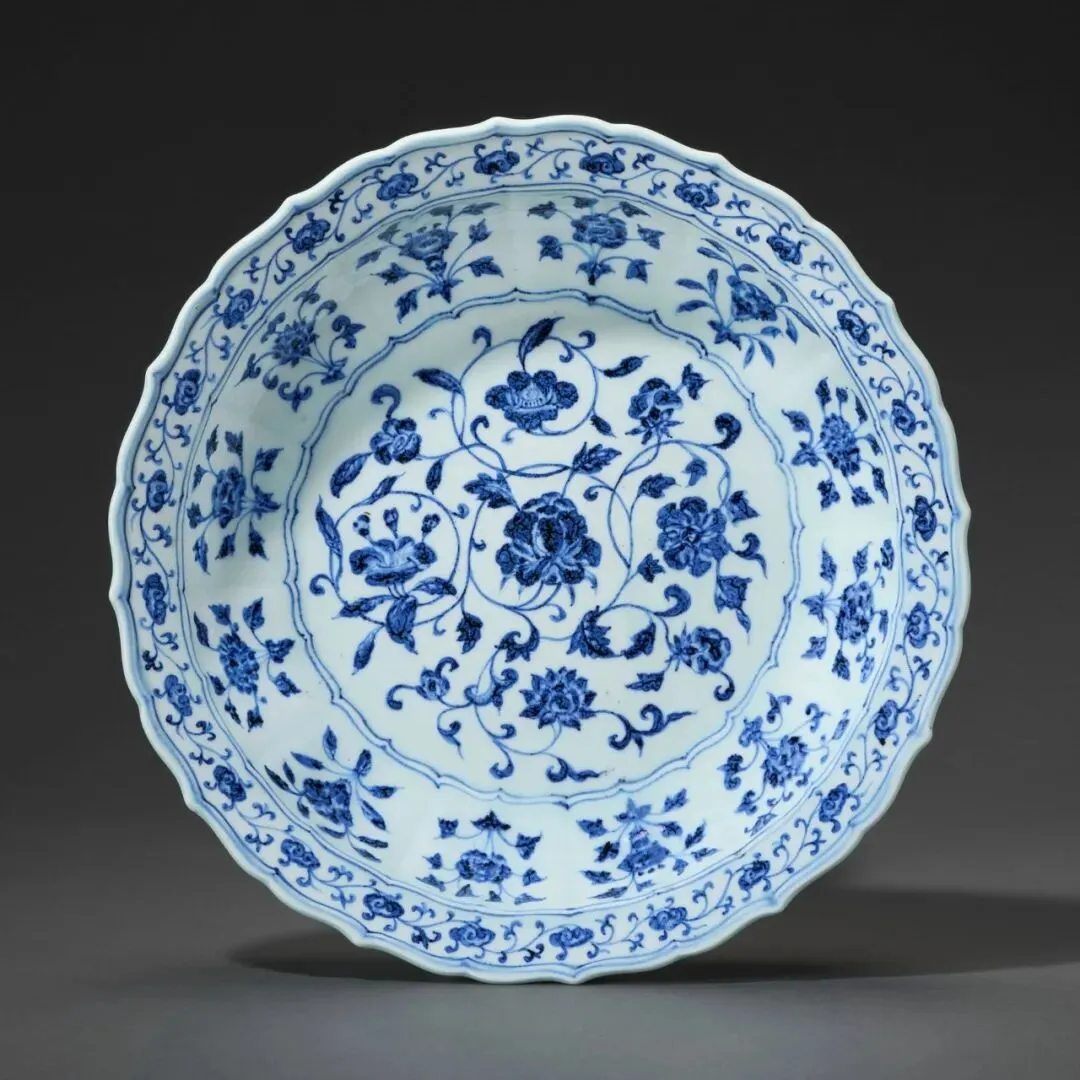 市场孤例的雍正御窑|斗彩缠枝花卉梅瓶RMB 2,100万纽约佳士得领衔