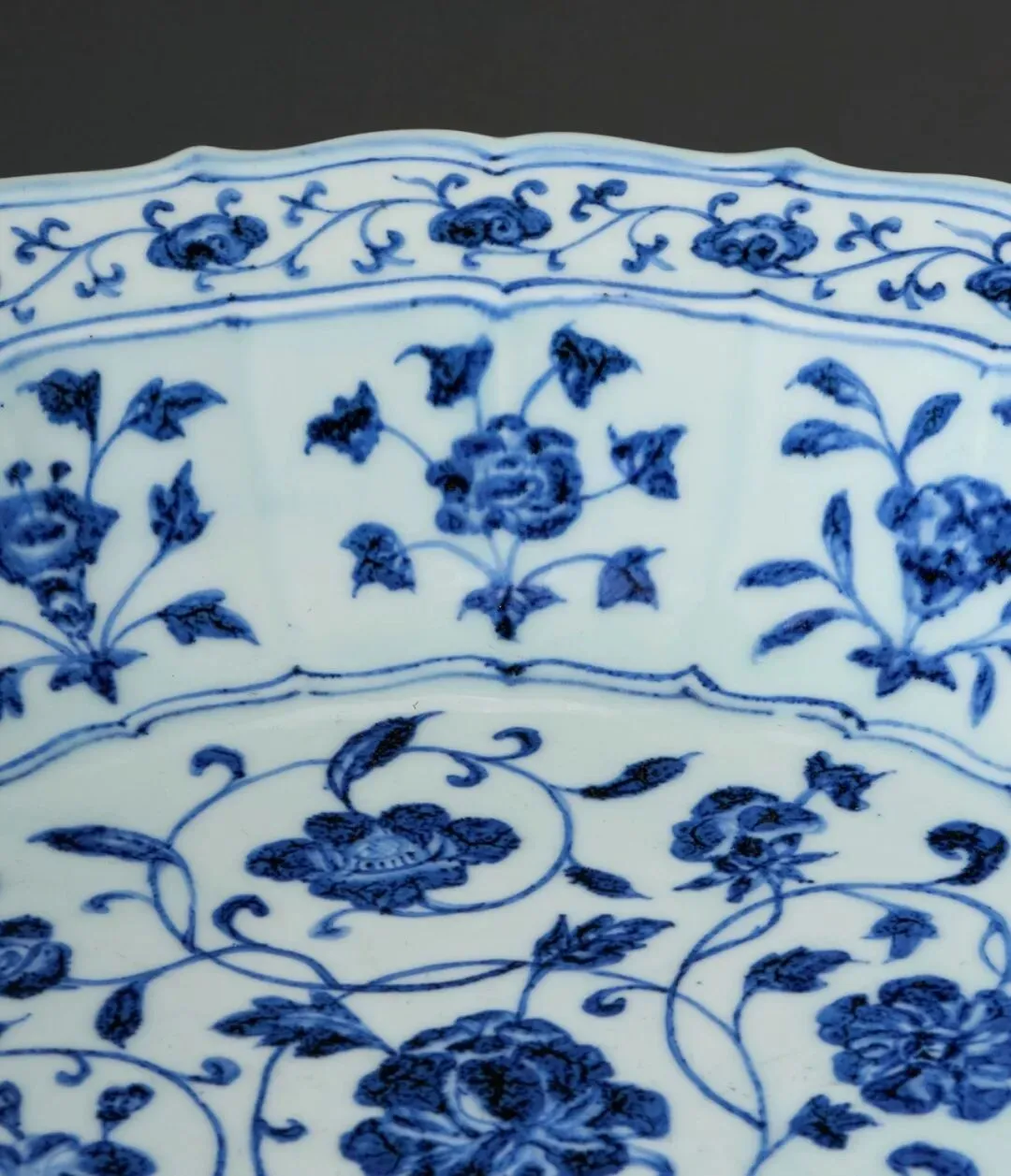 市场孤例的雍正御窑|斗彩缠枝花卉梅瓶RMB 2,100万纽约佳士得领衔