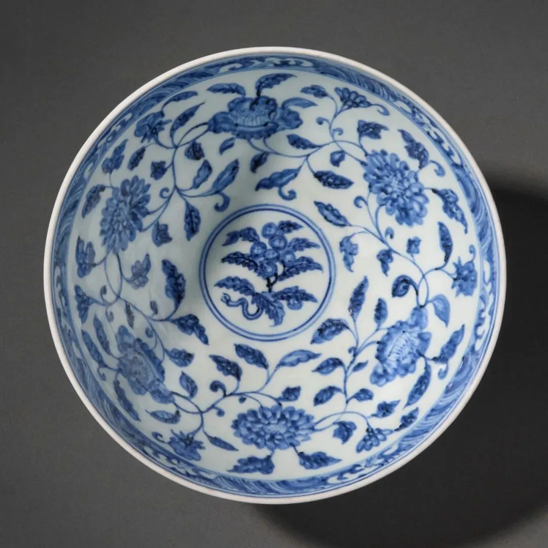 市场孤例的雍正御窑|斗彩缠枝花卉梅瓶RMB 2,100万纽约佳士得领衔