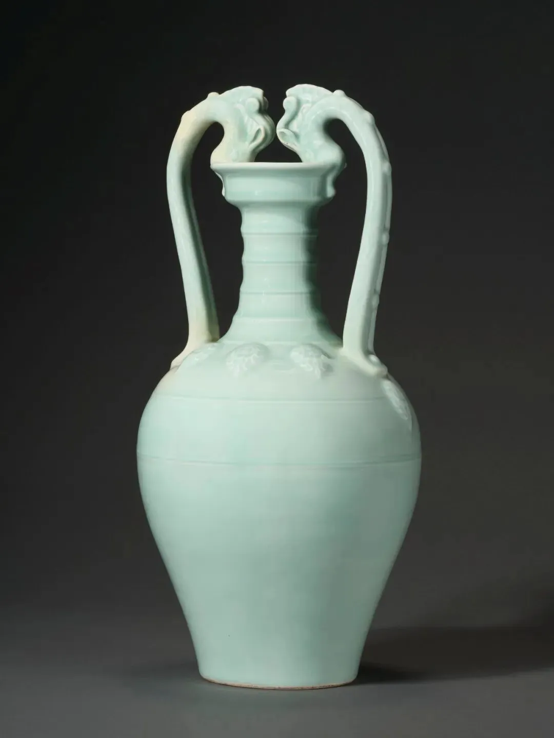 市场孤例的雍正御窑|斗彩缠枝花卉梅瓶RMB 2,100万纽约佳士得领衔