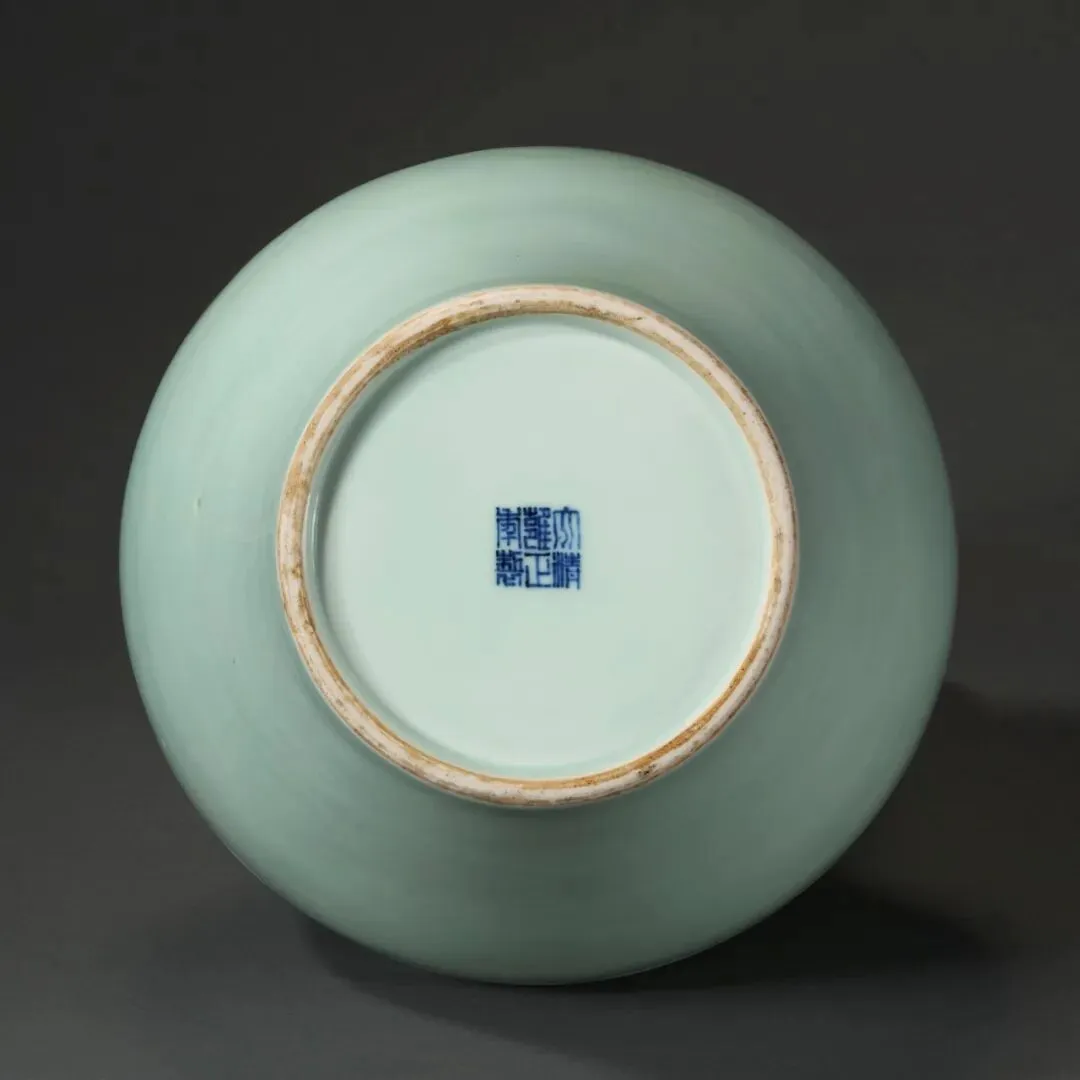 市场孤例的雍正御窑|斗彩缠枝花卉梅瓶RMB 2,100万纽约佳士得领衔