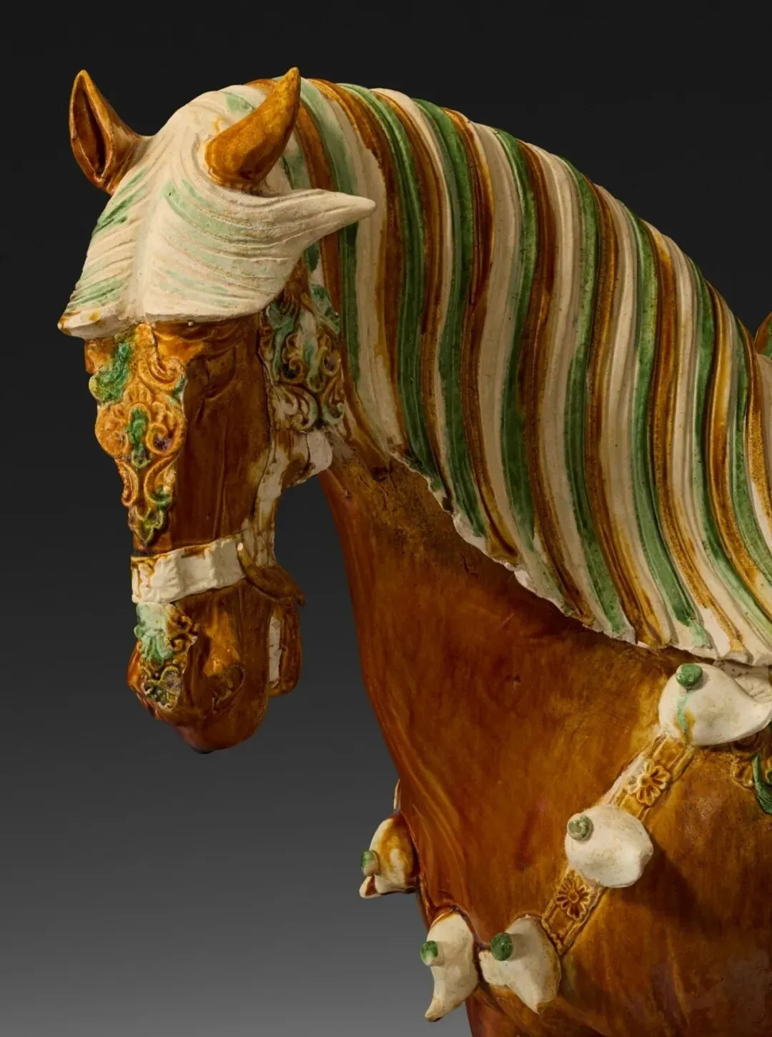 市场孤例的雍正御窑|斗彩缠枝花卉梅瓶RMB 2,100万纽约佳士得领衔